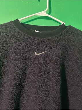 Nike women’s cropped Black Sherpa Crewneck Sweatshirt size medium